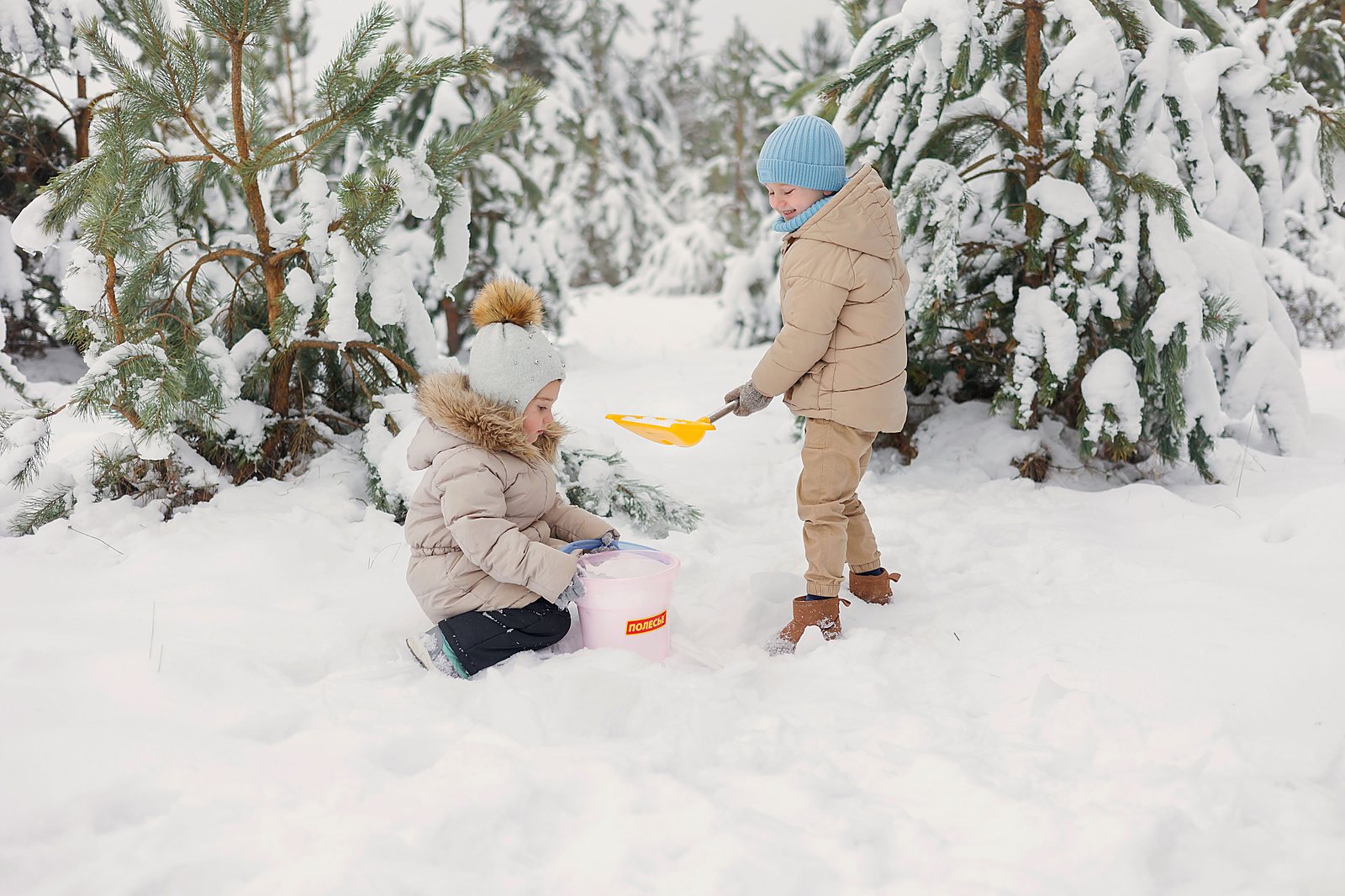 Silver-world snow play
