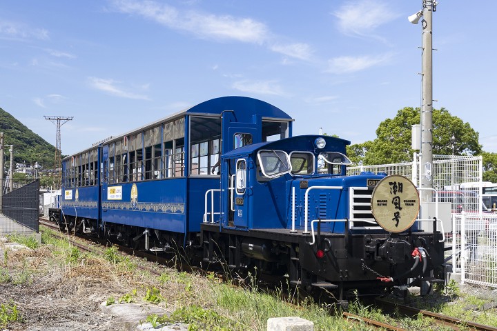 Mojiko Retro sightseeing train “Shiokaze”